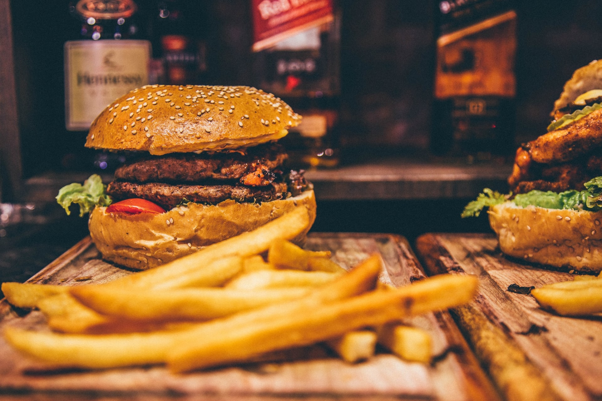 imagen de hamburguesas con papas fritas