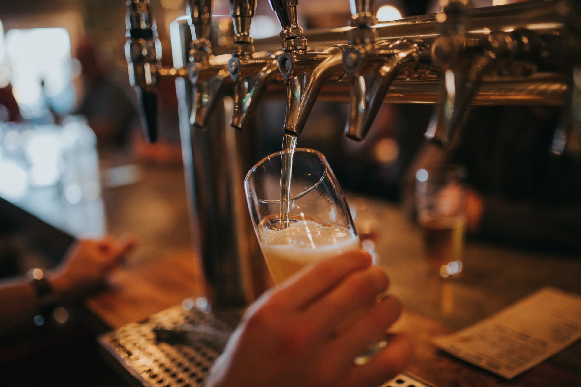 imagen de barman sirviendo vaso de cerveza